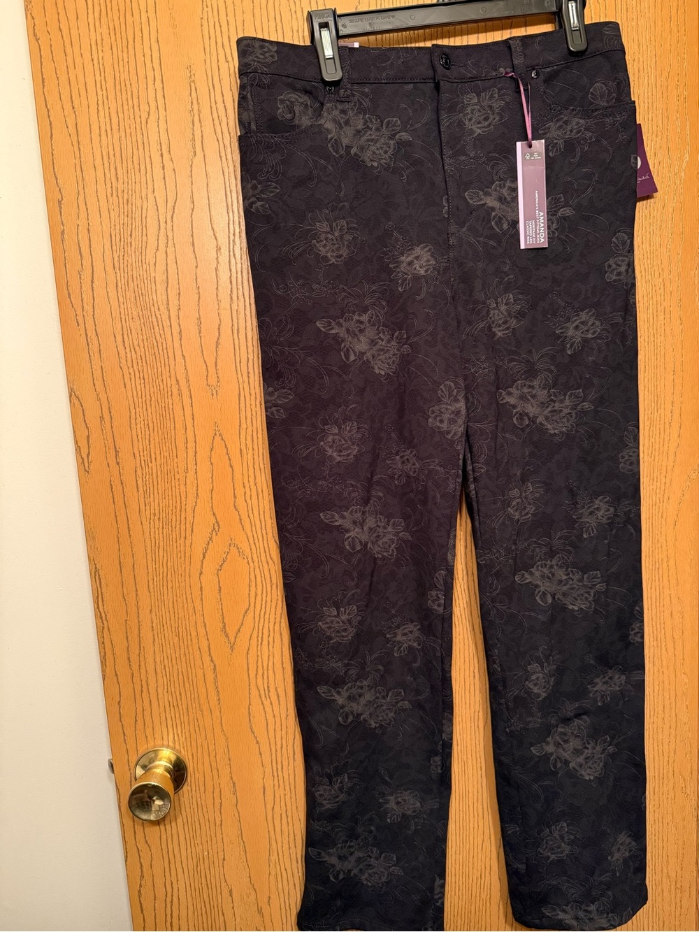 NWT Size 14 average. Gloria Vanderbilt black jeans with white pattern.